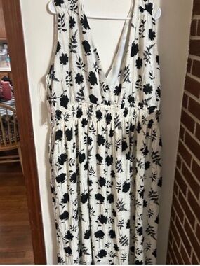 NWT ARULA Size B 2x Black and White Floral Double V Sleeveless Maxi Dress
